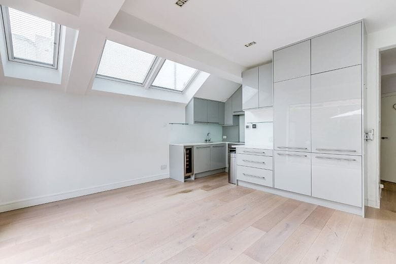 2 bedroom flat, Rowallan Road, London SW6 - Available