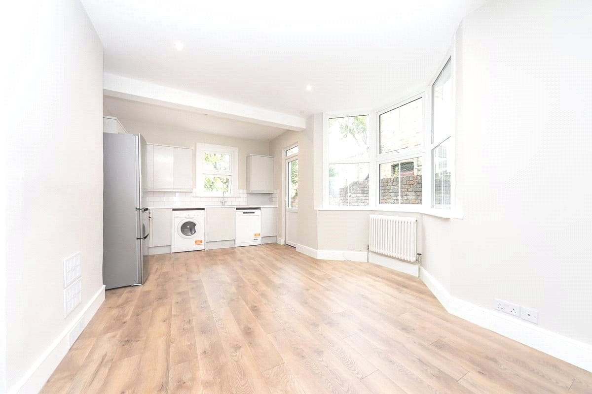 2 bedroom flat, Racton Road, London SW6 - Available