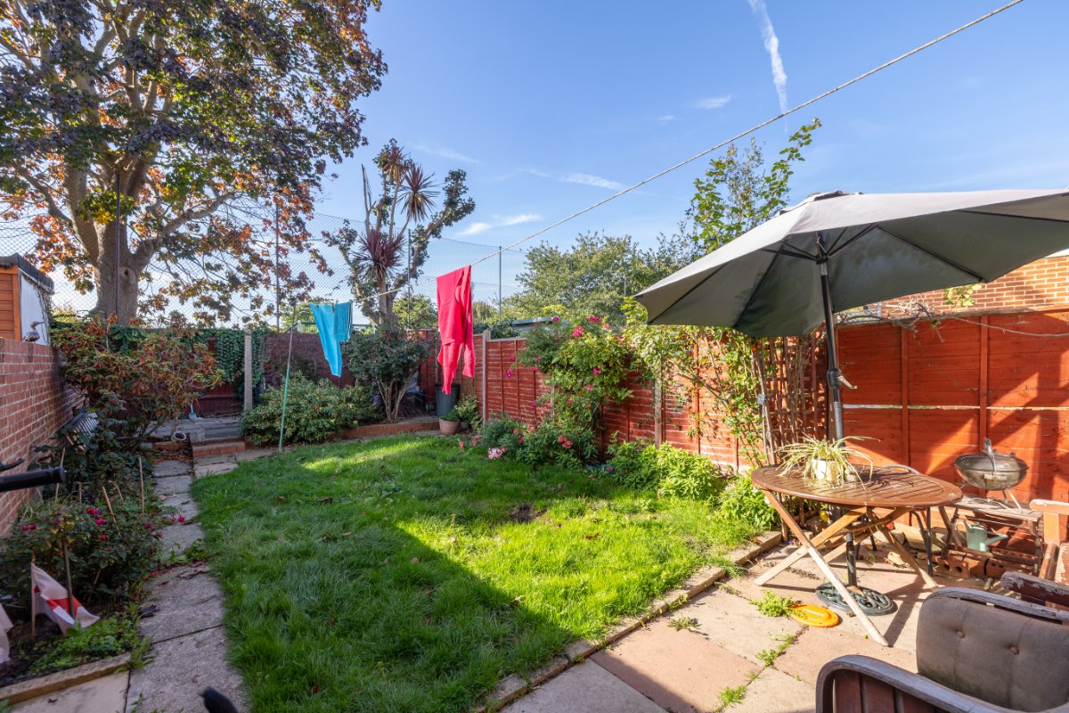 2 bedroom house, Barnes Avenue, London SW13 - Sold STC