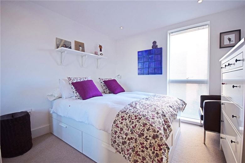 2 bedroom flat, Newton Court, Kingsley Walk CB5 - Available