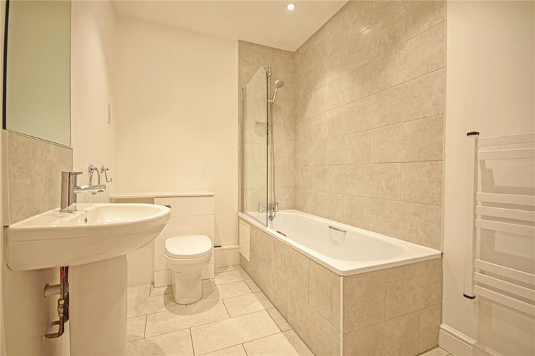 2 bedroom flat, The Courtyard, 49 Market Street CB7 - Let Agreed