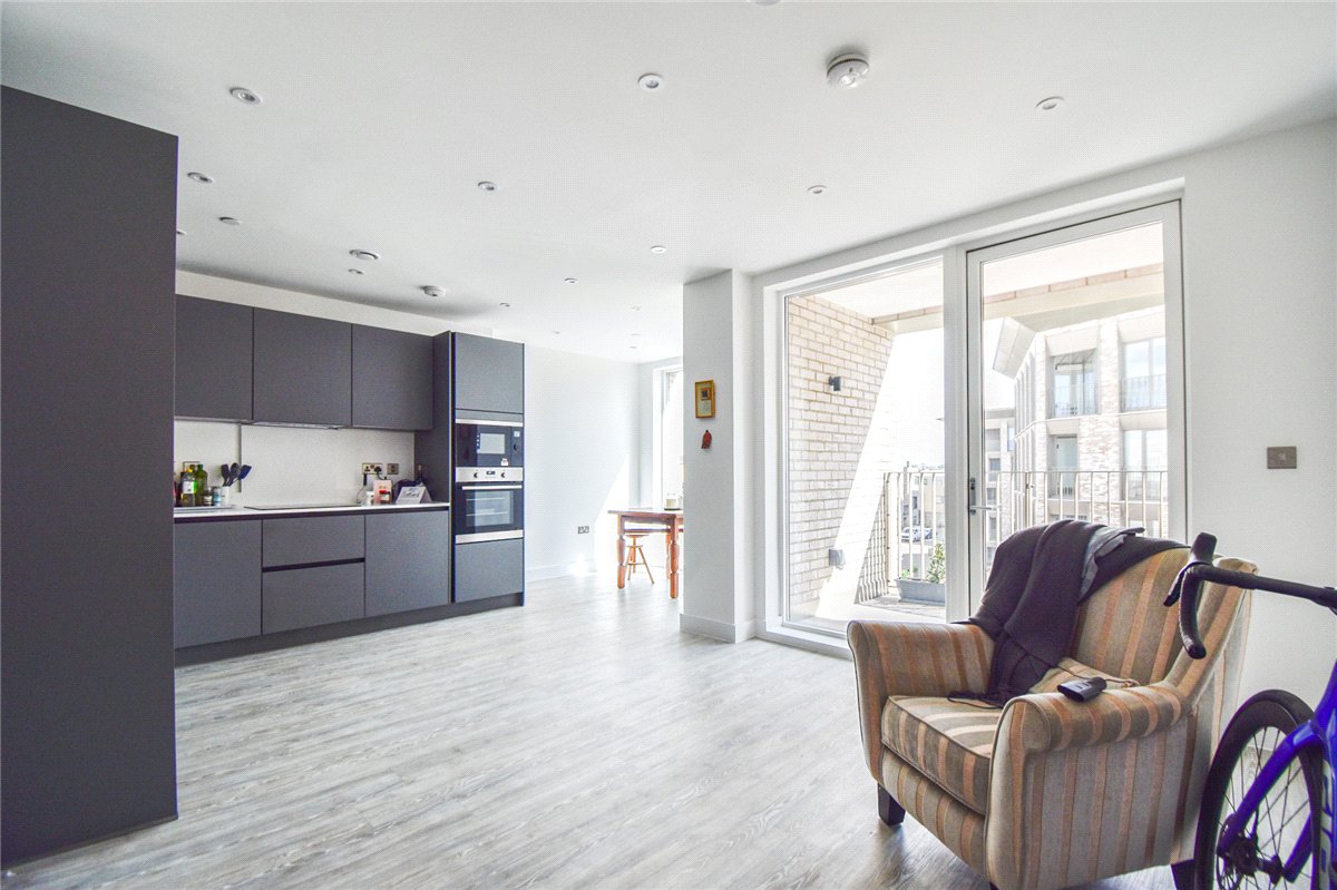 2 bedroom flat, Aston Terrace, Cambridge CB3 - Available