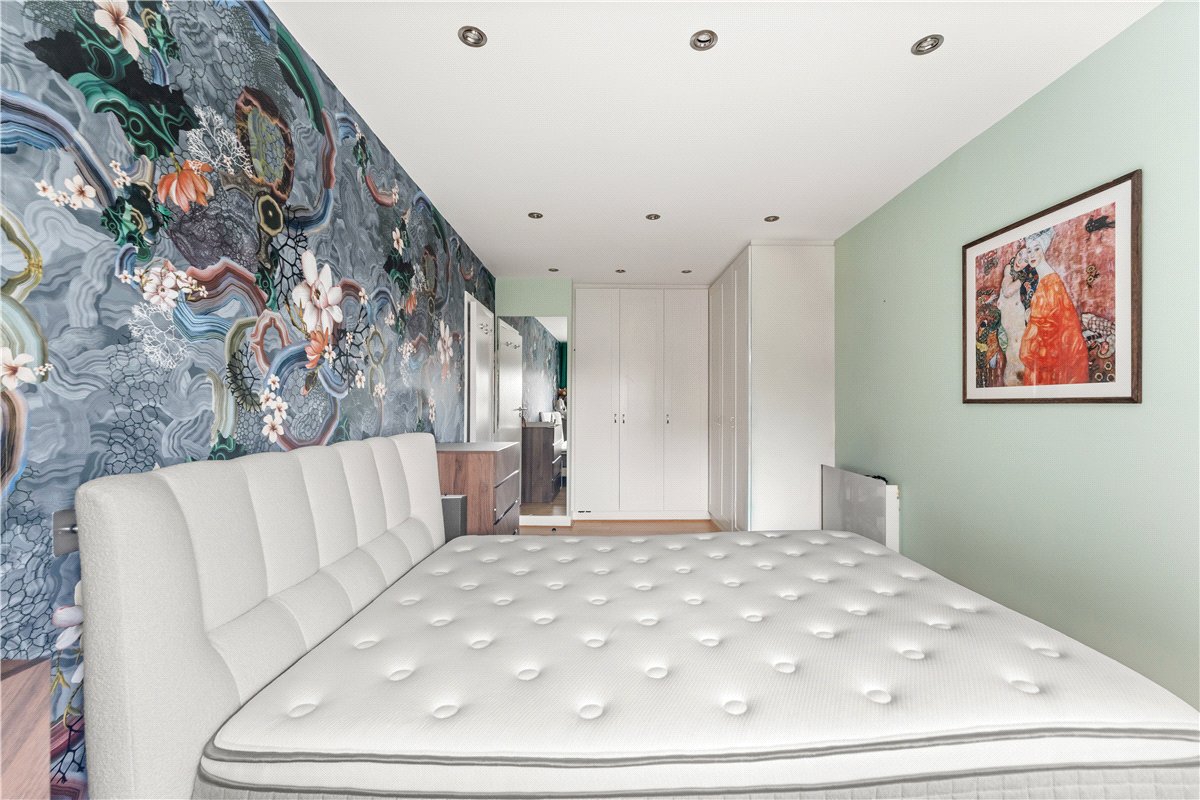 1 bedroom flat, Hereford House, 11 Ovington Gardens SW3 - Available