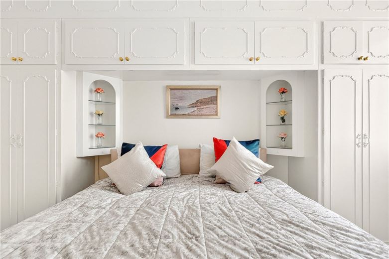 3 bedroom flat, Hyde Park Place, London W2 - Available