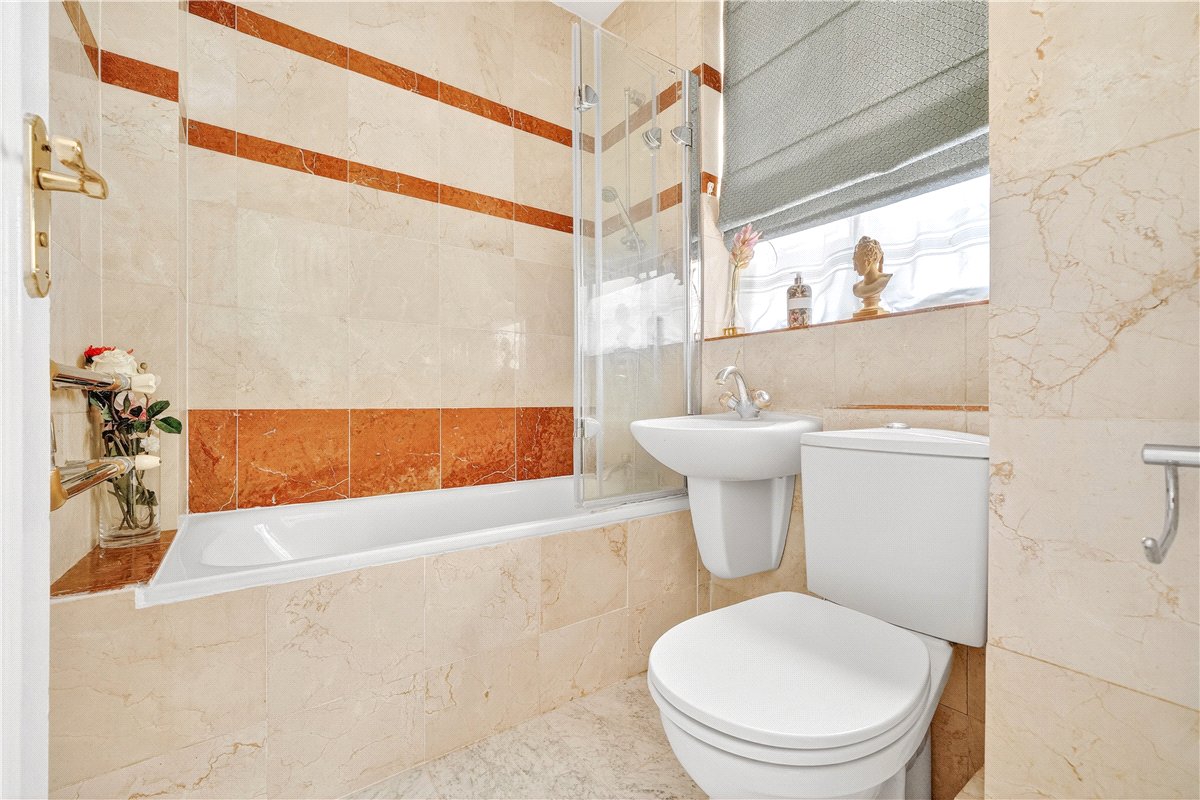 3 bedroom flat, Hyde Park Place, London W2 - Available