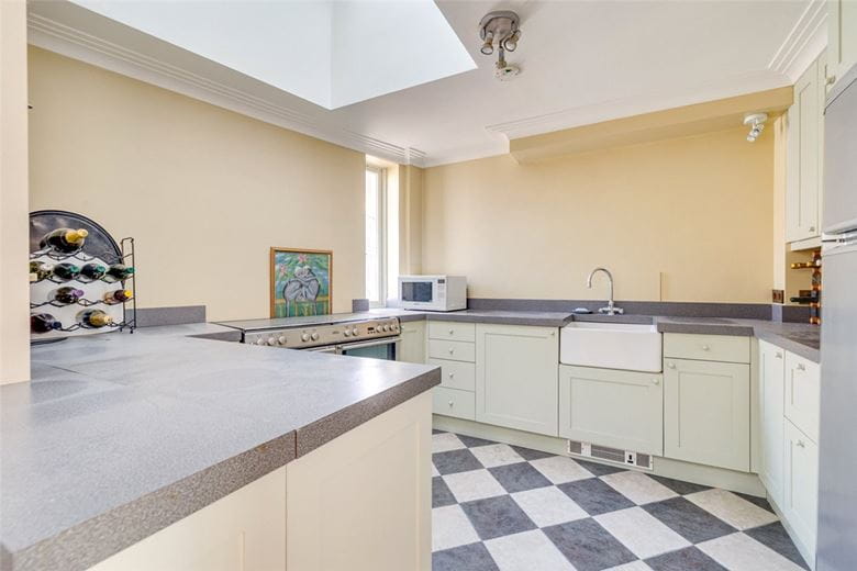 2 bedroom flat, Grosvenor Road, London SW1V - Available