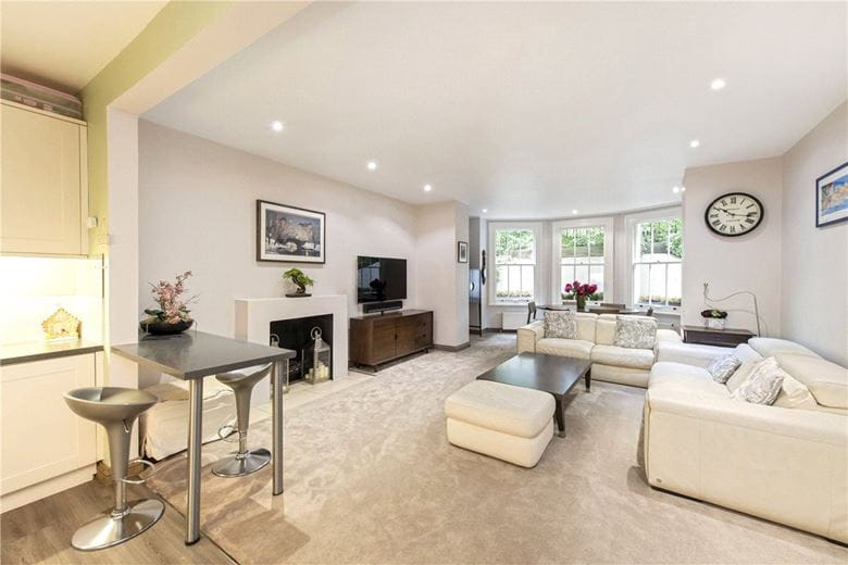 3 bedroom flat, Gledhow Gardens, London SW5 - Available