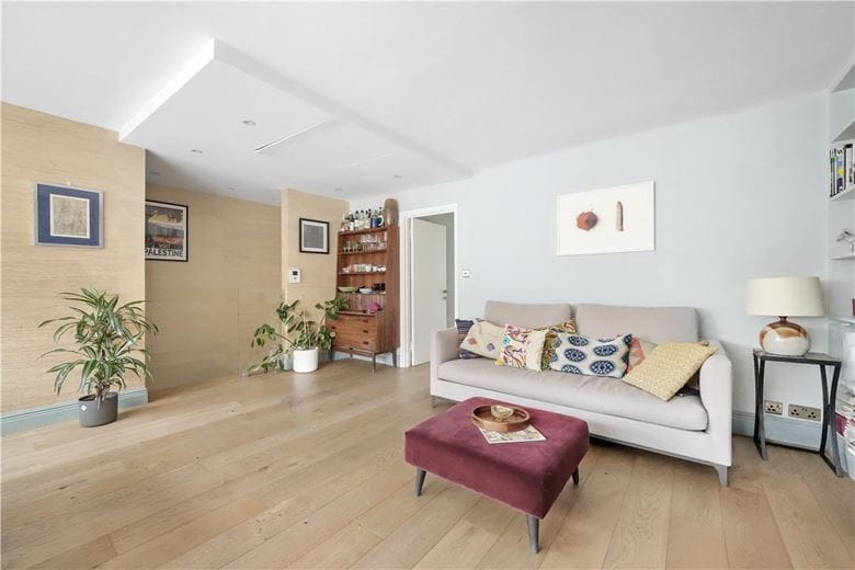 2 bedroom flat, Ennismore Gardens, London SW7 - Available