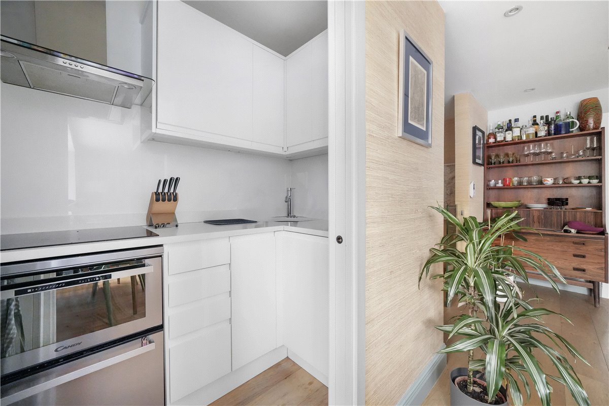 2 bedroom flat, Ennismore Gardens, London SW7 - Available