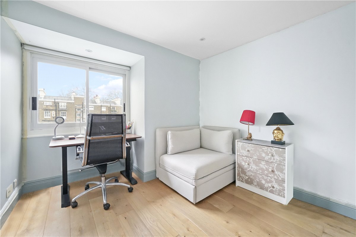 2 bedroom flat, Ennismore Gardens, London SW7 - Available