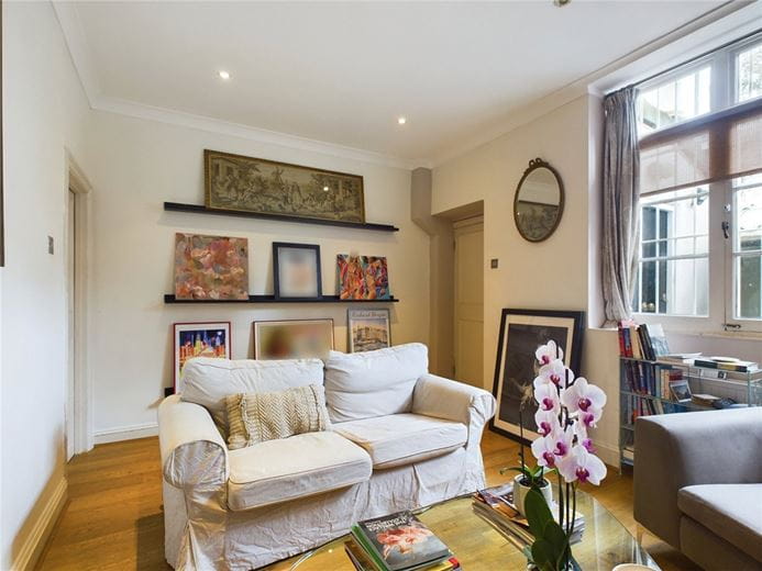 2 bedroom flat, Lupus Street, Pimlico SW1V - Available