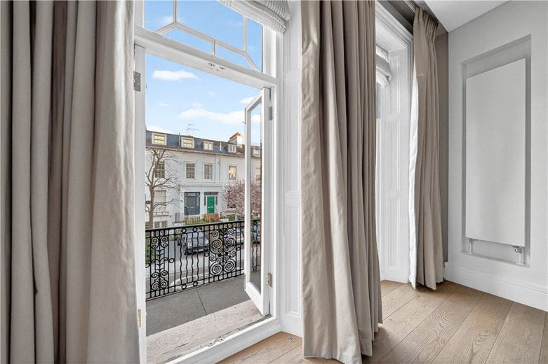 4 bedroom flat, Wynnstay Gardens, Kensington W8 - Available