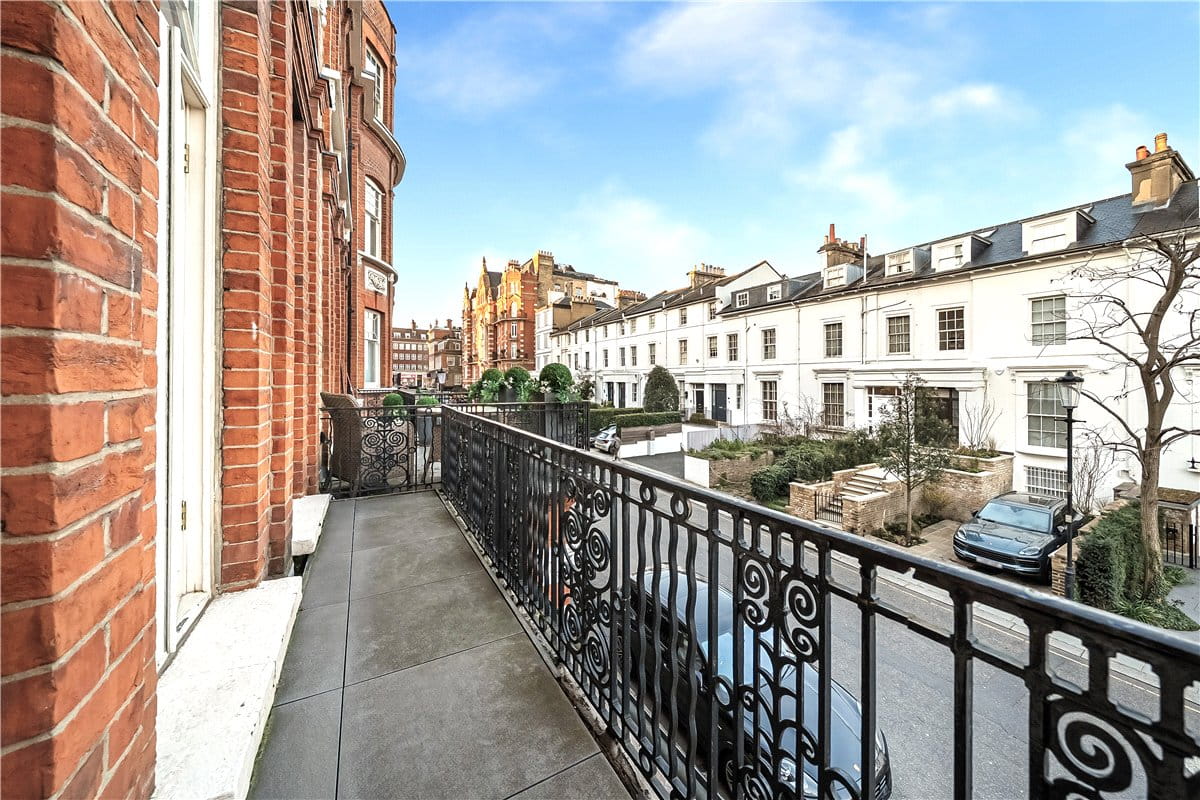 4 bedroom flat, Wynnstay Gardens, Kensington W8 - Available