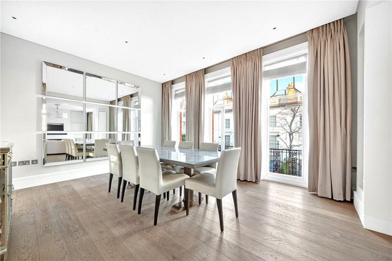 4 bedroom flat, Wynnstay Gardens, Kensington W8 - Available