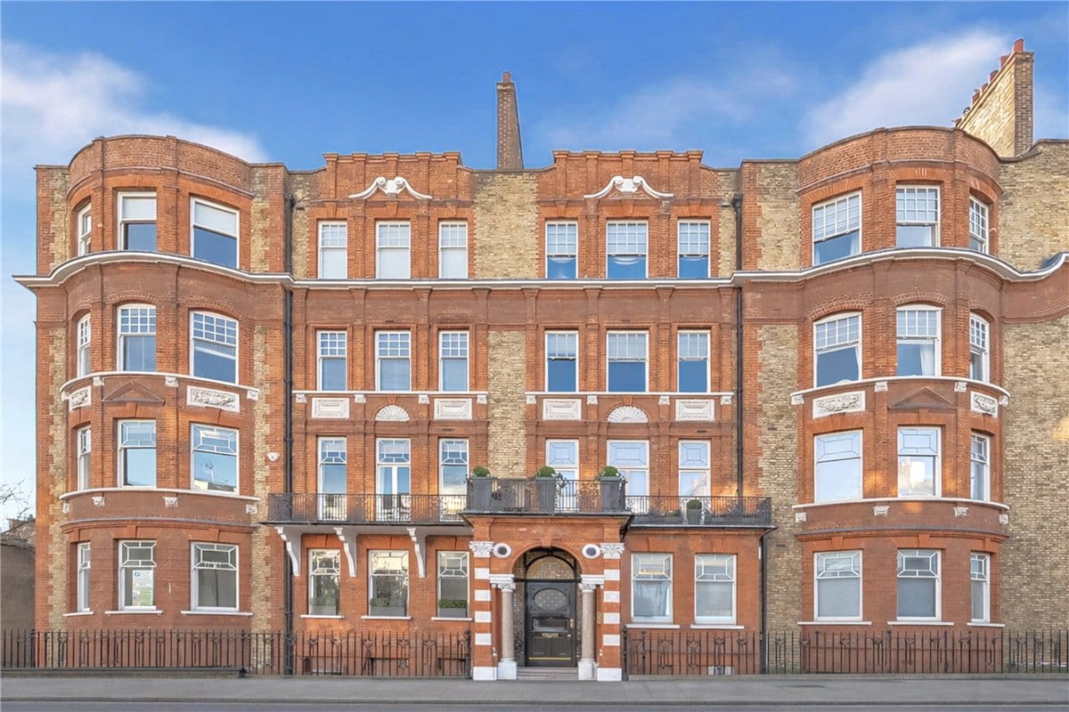 4 bedroom flat, Wynnstay Gardens, Kensington W8 - Available