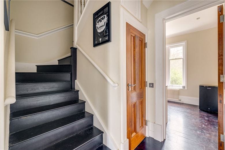 2 bedroom flat, Holland Park Road, Holland Park W14 - Available