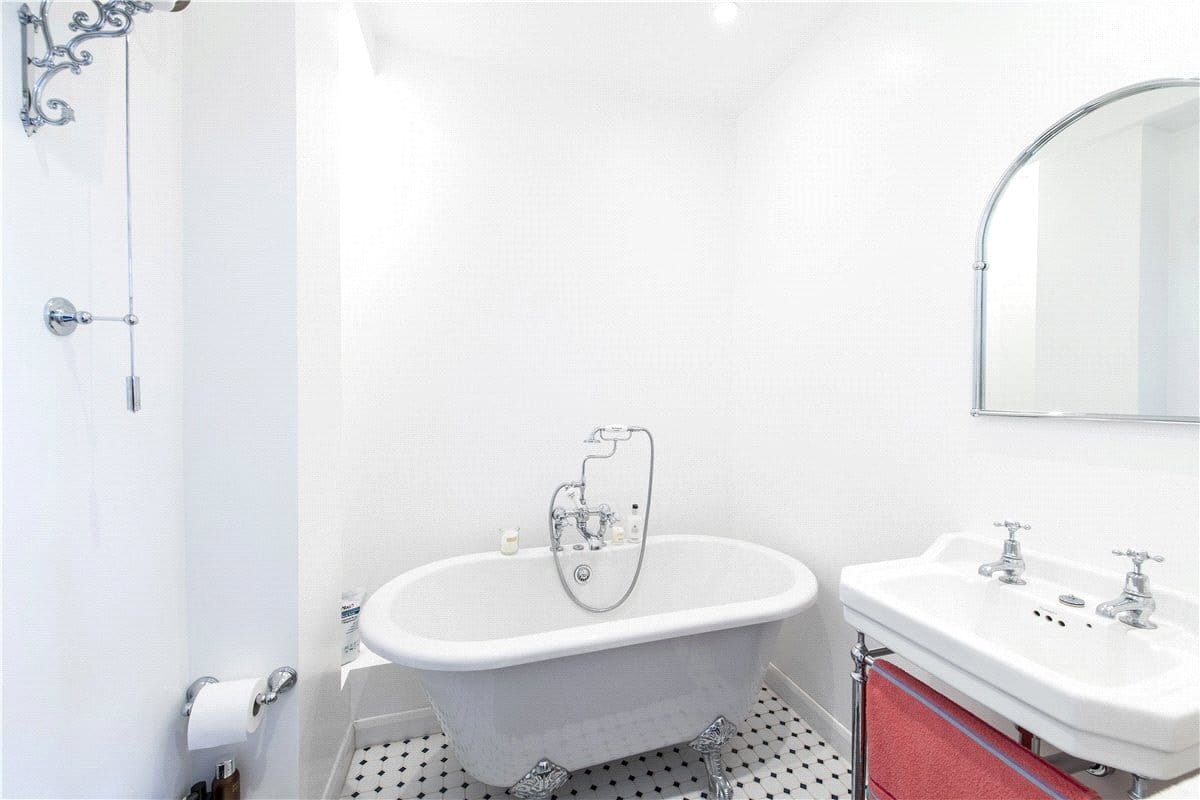 2 bedroom flat, Holland Road, Holland Park W14 - Available
