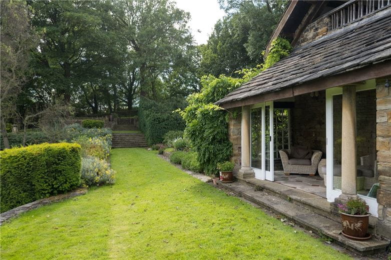 5 bedroom house, Briestfield Road, Briestfield WF12 - Available