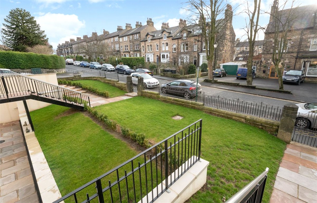 2 bedroom flat, Franklin Mount, Harrogate HG1 - Sold STC