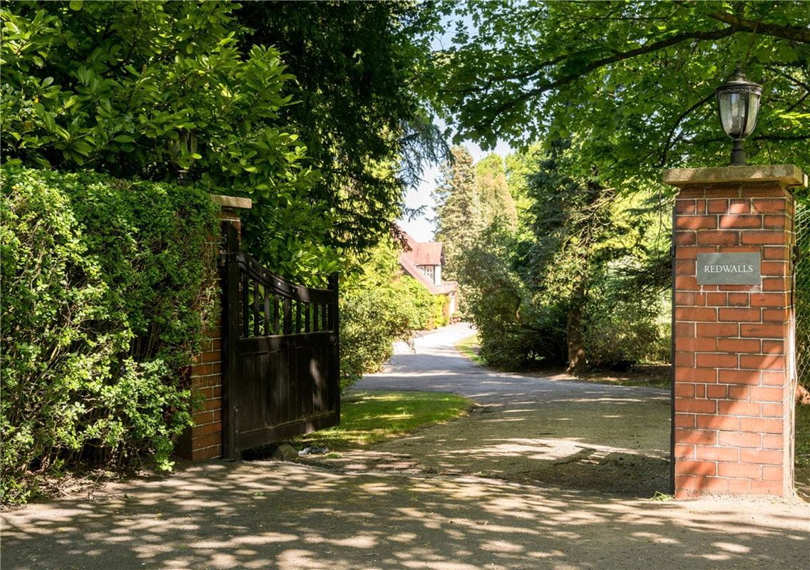 6 bedroom house, Burley Woodhead, Near Ilkley LS29 - Available