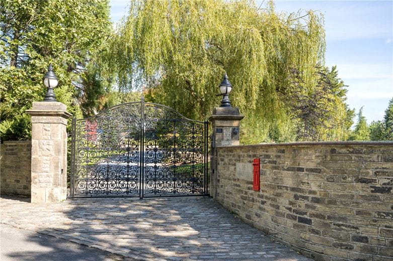 4 bedroom house, Manor House, Keeper Lane BD4 - Available