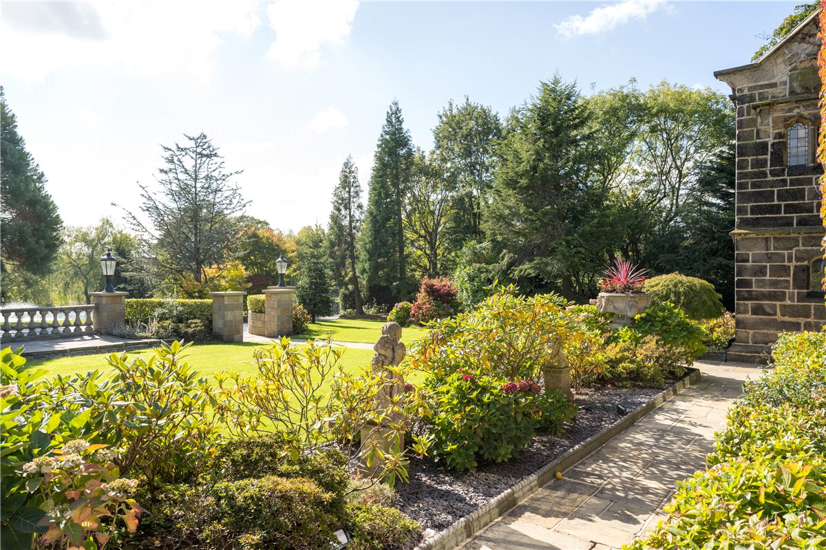 4 bedroom house, Manor House, Keeper Lane BD4 - Available