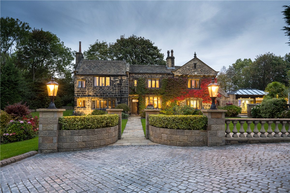 4 bedroom house, Manor House, Keeper Lane BD4 - Available