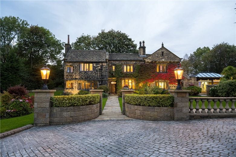 4 bedroom house, Manor House, Keeper Lane BD4 - Available