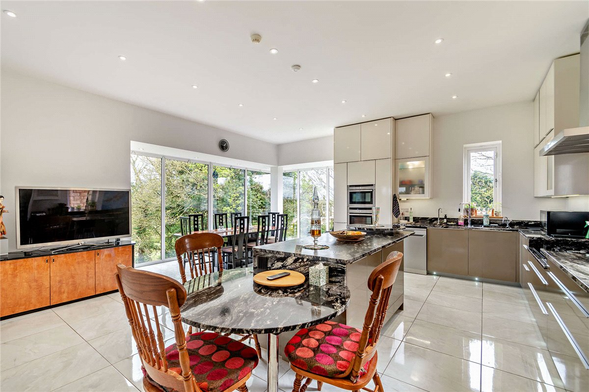 8 bedroom house, Cragtops, Pinfold Lane WF8 - Available