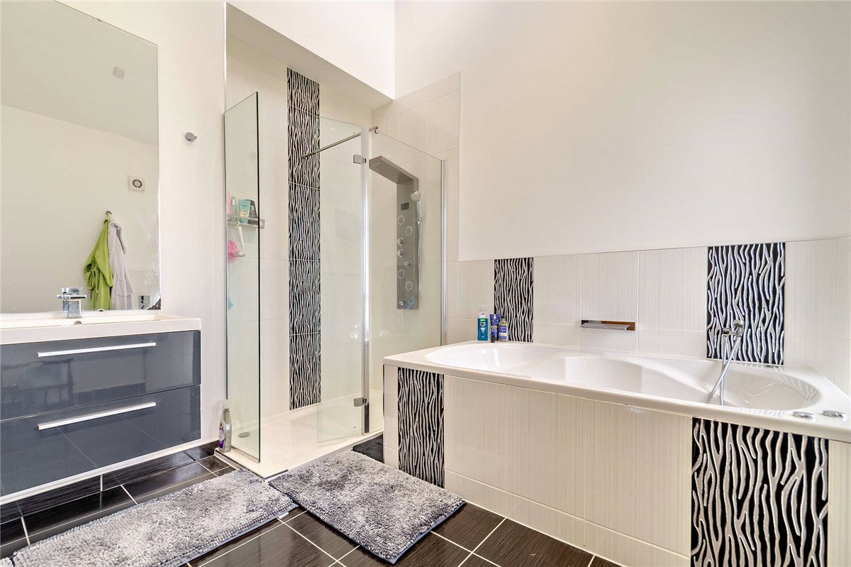 8 bedroom house, Cragtops, Pinfold Lane WF8 - Available