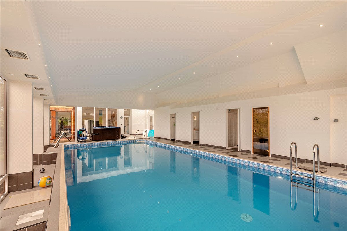 8 bedroom house, Cragtops, Pinfold Lane WF8 - Available