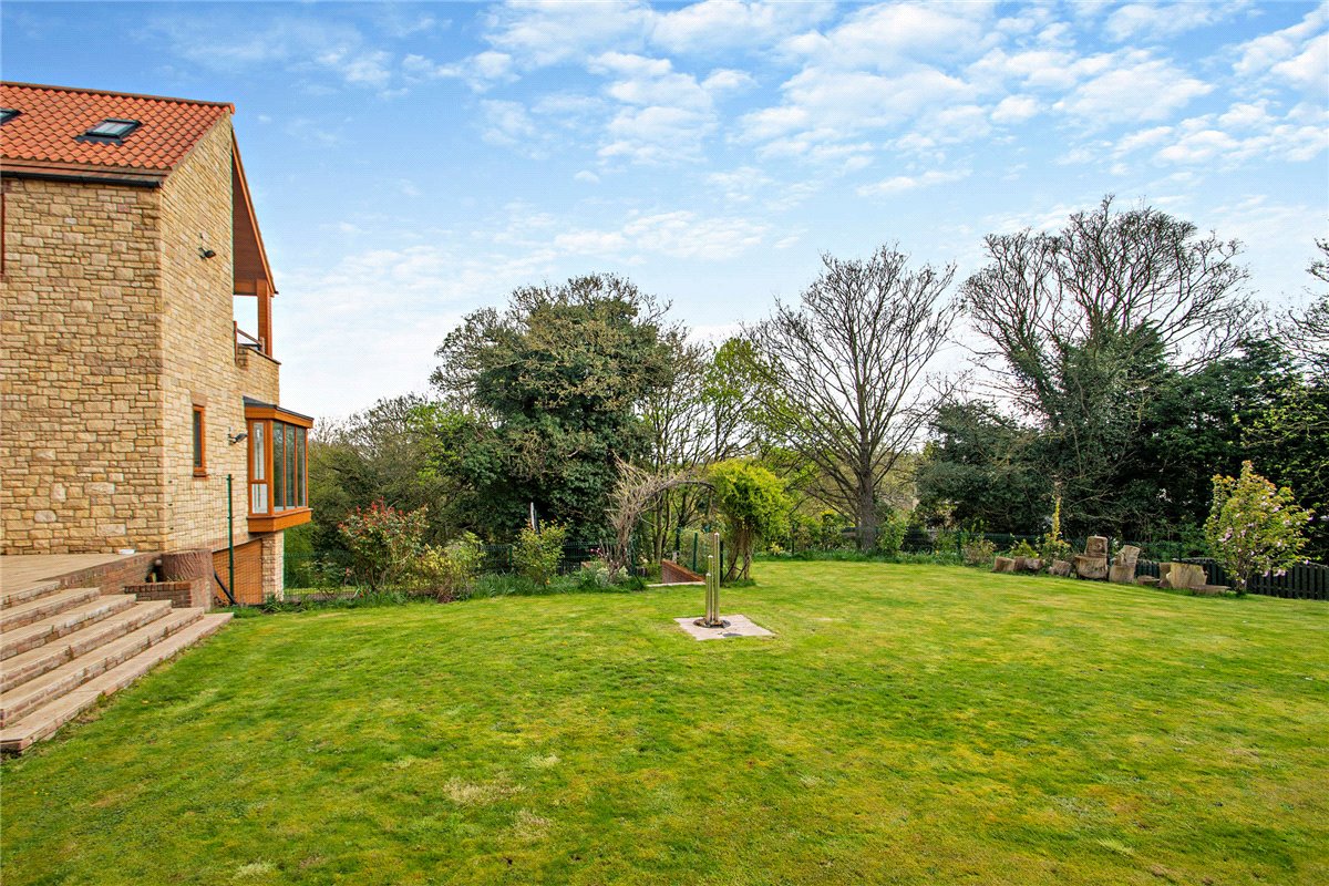 8 bedroom house, Cragtops, Pinfold Lane WF8 - Available