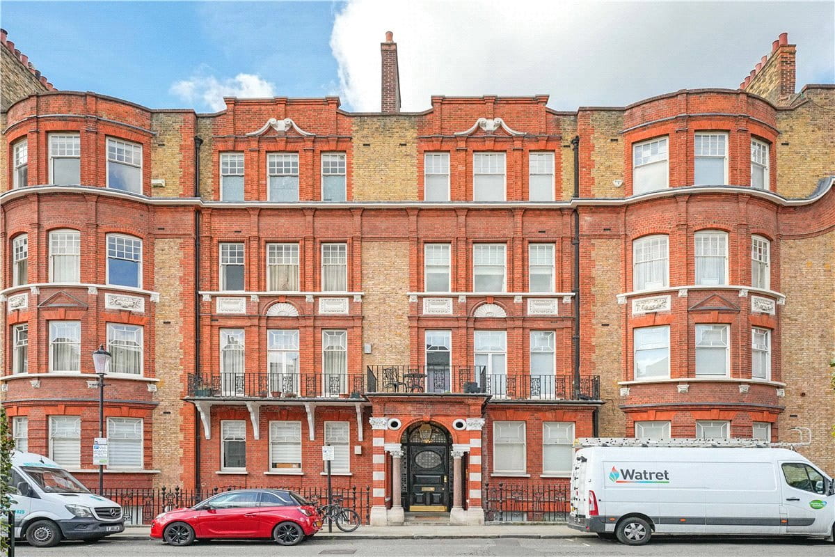 4 bedroom flat, Wynnstay Gardens, Kensington W8 - Available