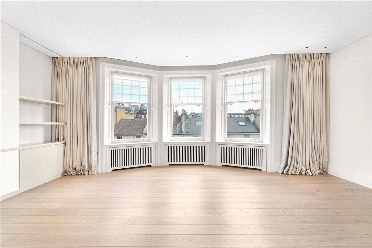 4 bedroom flat, Wynnstay Gardens, Kensington W8 - Available