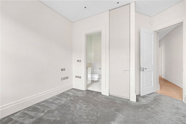 4 bedroom flat, Wynnstay Gardens, Kensington W8 - Available