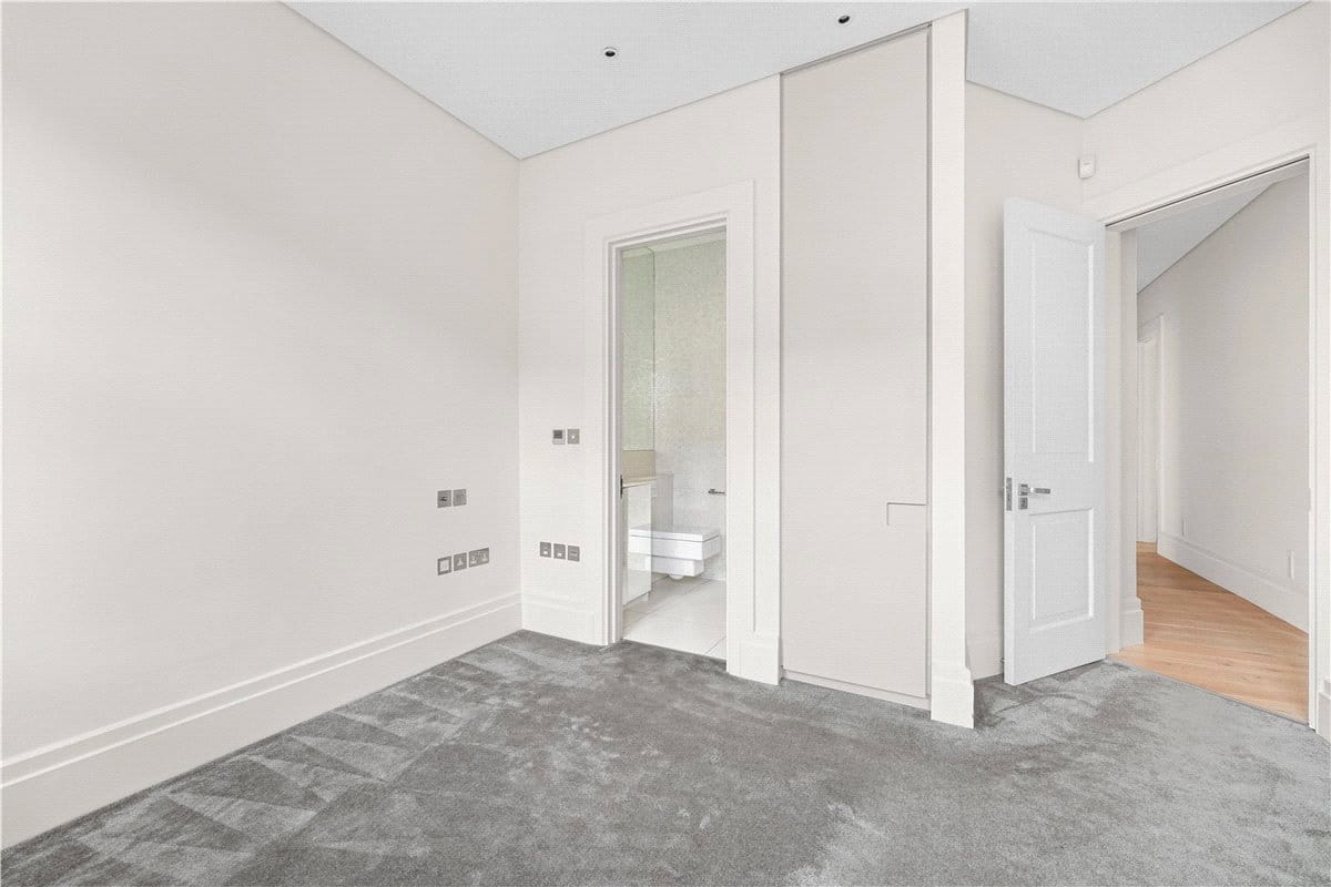 4 bedroom flat, Wynnstay Gardens, Kensington W8 - Available