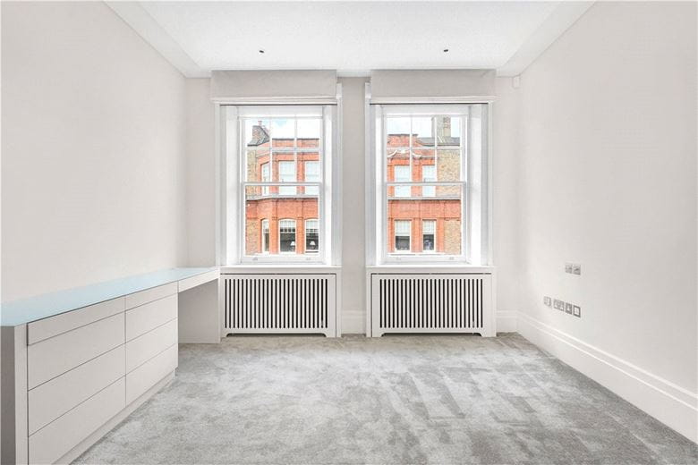 4 bedroom flat, Wynnstay Gardens, Kensington W8 - Available