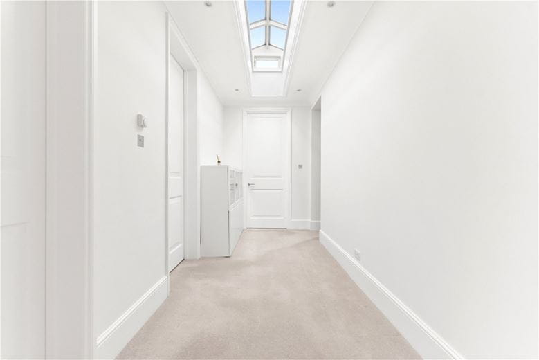 3 bedroom flat, Addison Road, Holland Park W14 - Available