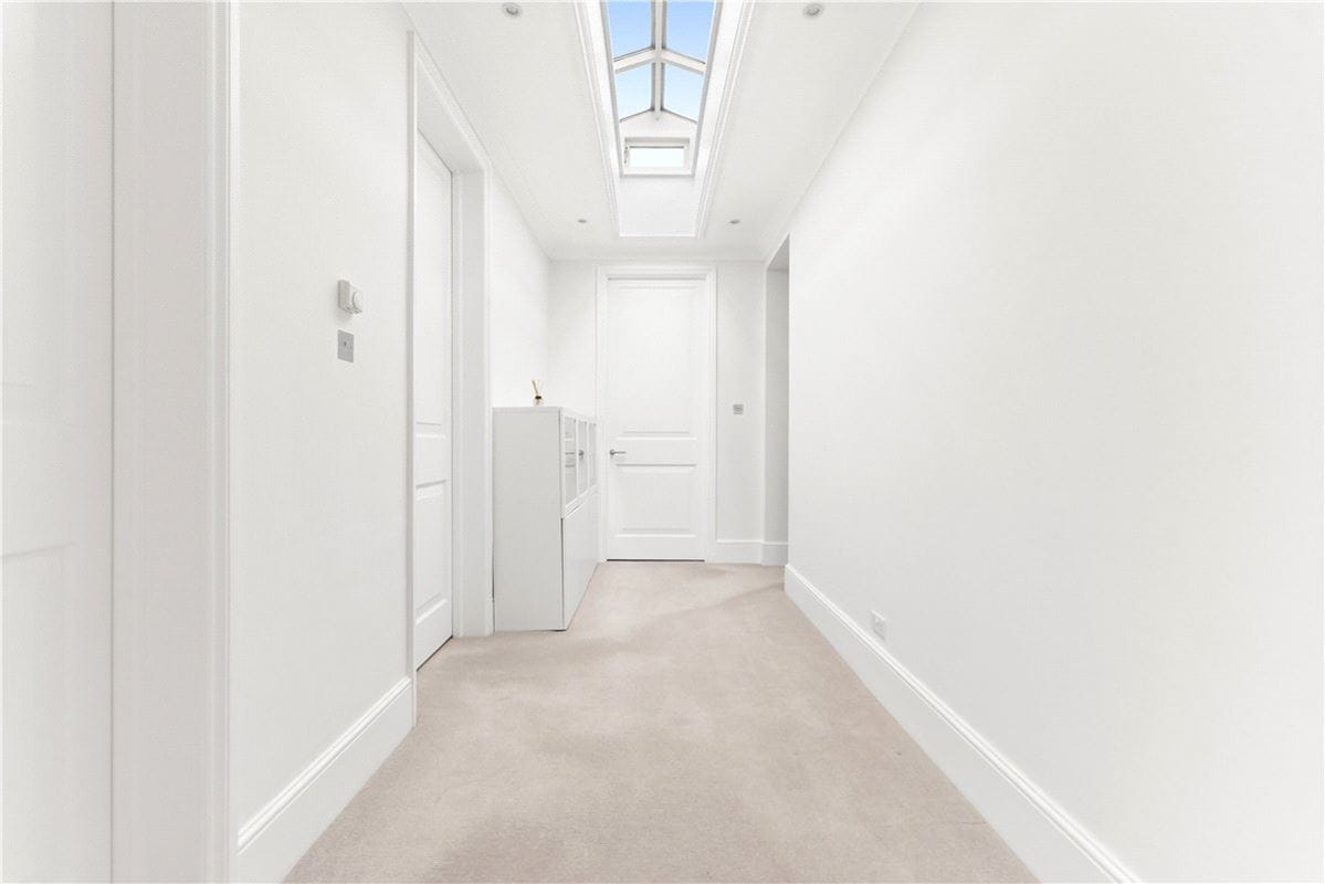 3 bedroom flat, Addison Road, Holland Park W14 - Available