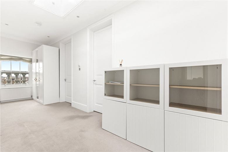 3 bedroom flat, Addison Road, Holland Park W14 - Available
