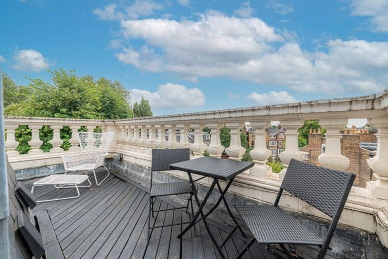 3 bedroom flat, Addison Road, Holland Park W14 - Available