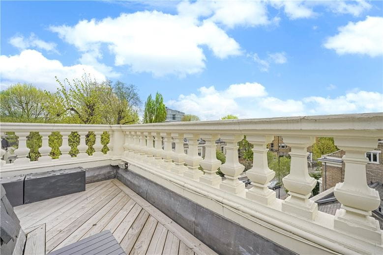 3 bedroom flat, Addison Road, Holland Park W14 - Available
