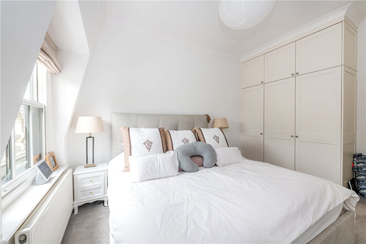 3 bedroom flat, Addison Road, Holland Park W14 - Available