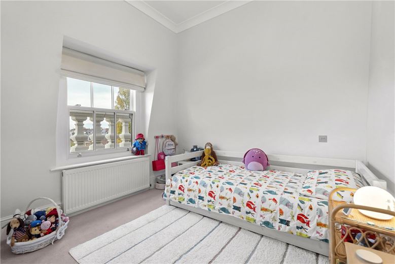 3 bedroom flat, Addison Road, Holland Park W14 - Available