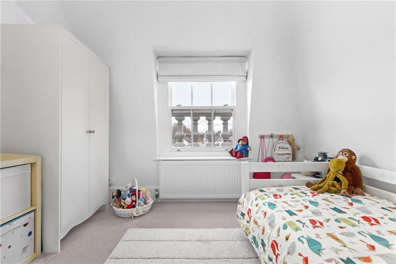 3 bedroom flat, Addison Road, Holland Park W14 - Available