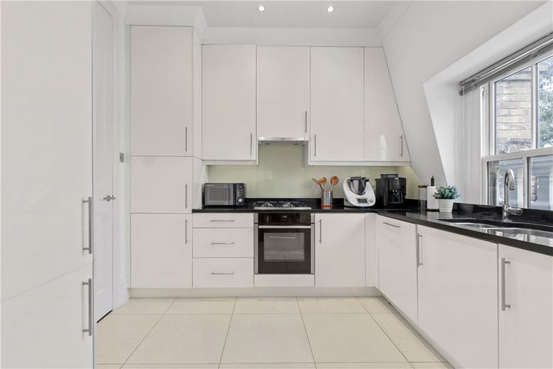 3 bedroom flat, Addison Road, Holland Park W14 - Available