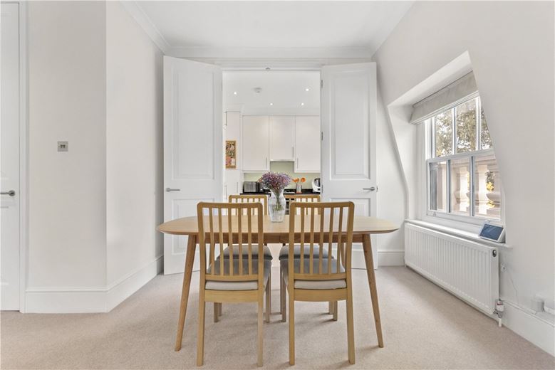 3 bedroom flat, Addison Road, Holland Park W14 - Available
