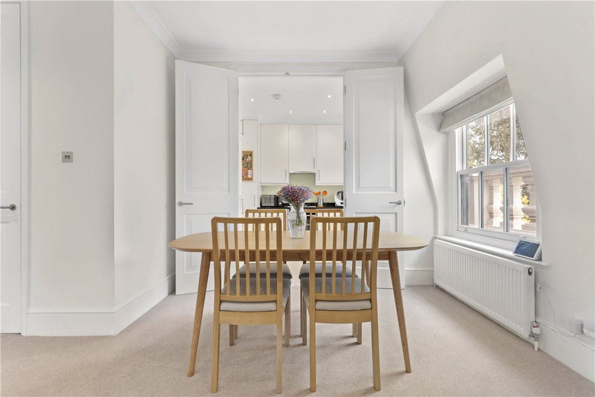 3 bedroom flat, Addison Road, Holland Park W14 - Available