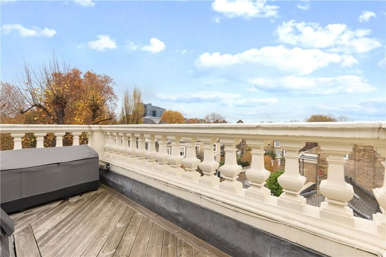 3 bedroom flat, Addison Road, Holland Park W14 - Available