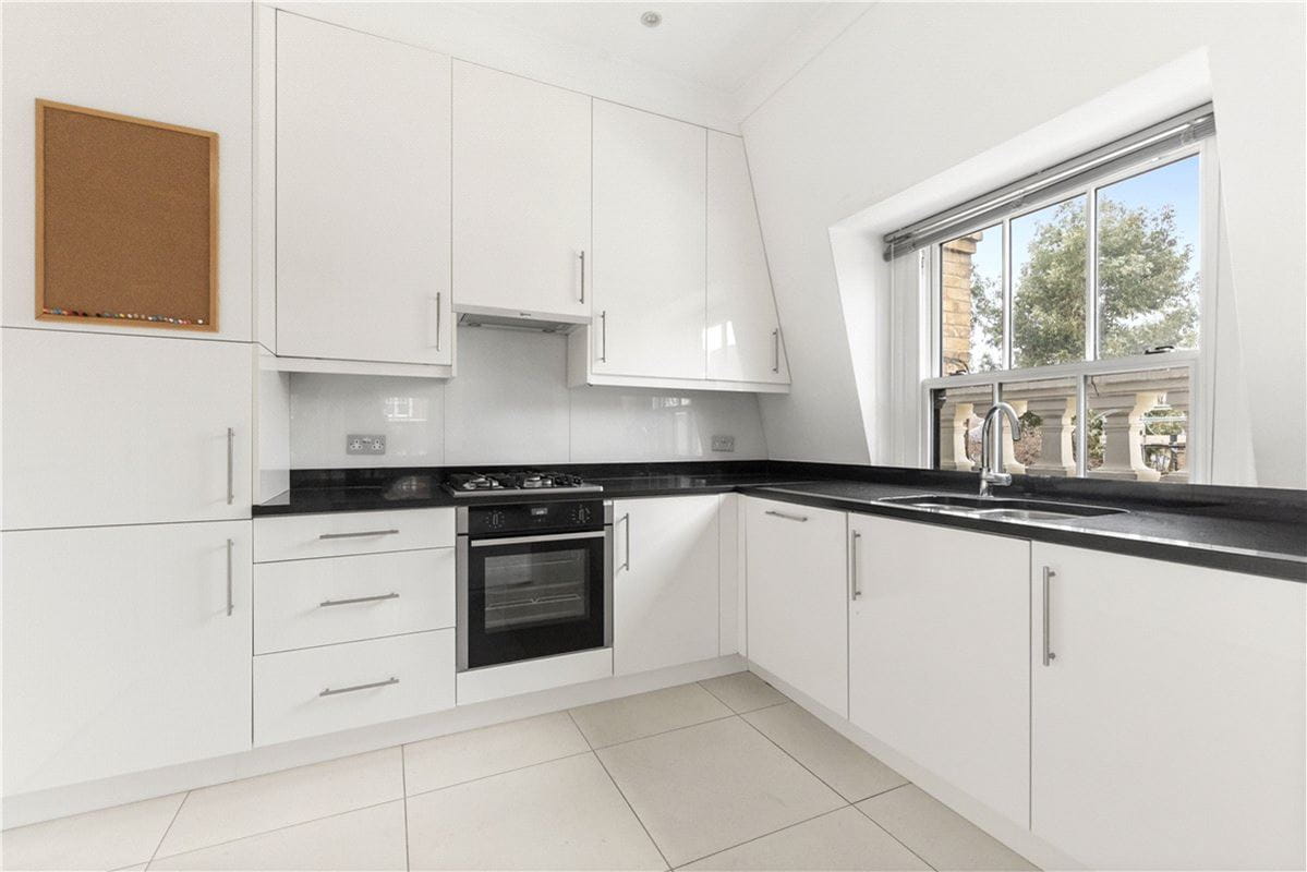 3 bedroom flat, Addison Road, Holland Park W14 - Available